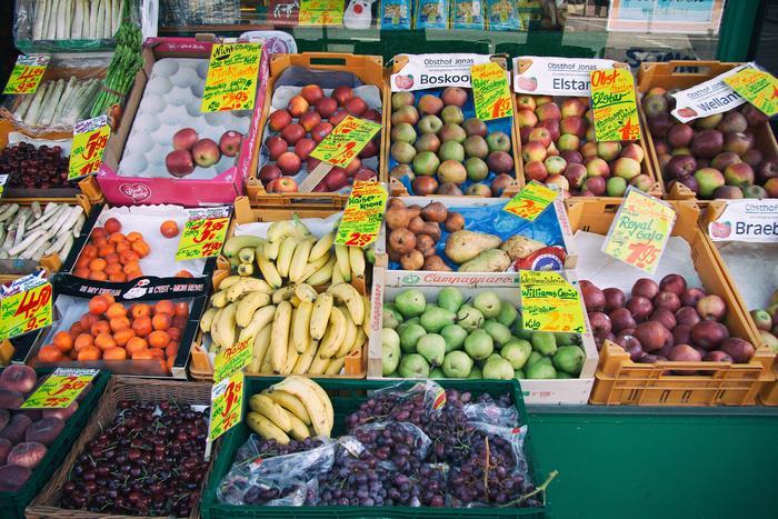 水果摊蔬菜水果零售商商店商场玩具露天市场街头市场上水果的变化
